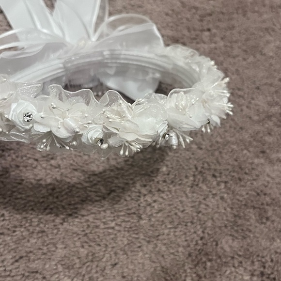 Elegant White Floral Headband with Bow - Picture 3 of 10